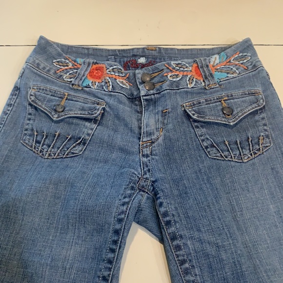 Candie’s Boho Embroidered Capri Jeans - Picture 2 of 9